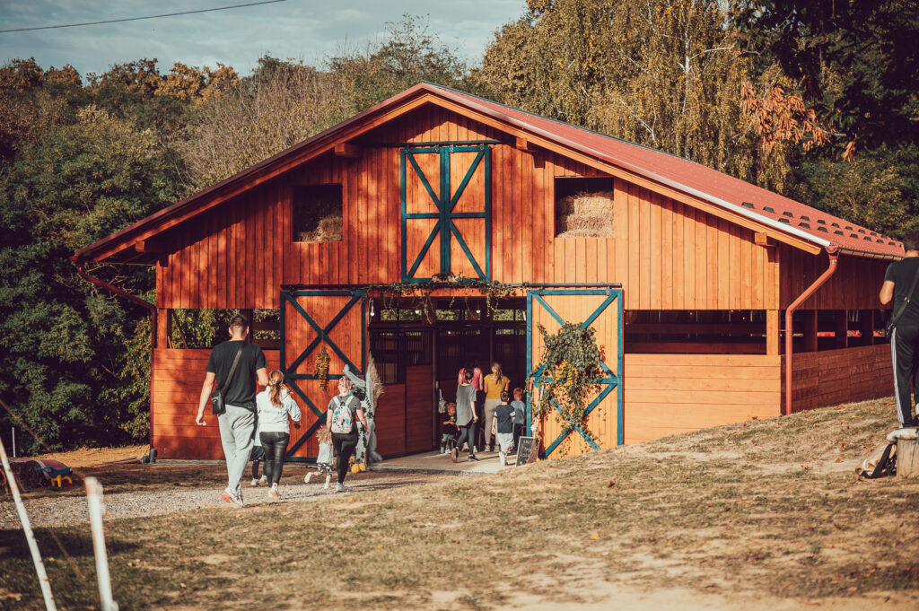 Štala na imanju Ranch Nađalina u jesenskom ambijentu